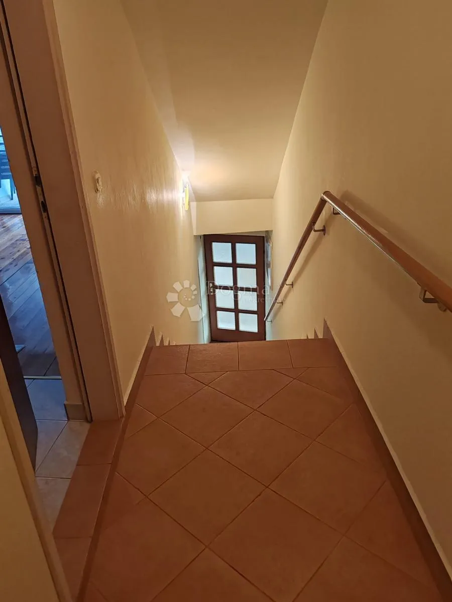 vodice - namješten stan u centru 100 metara od plaže - slika 13