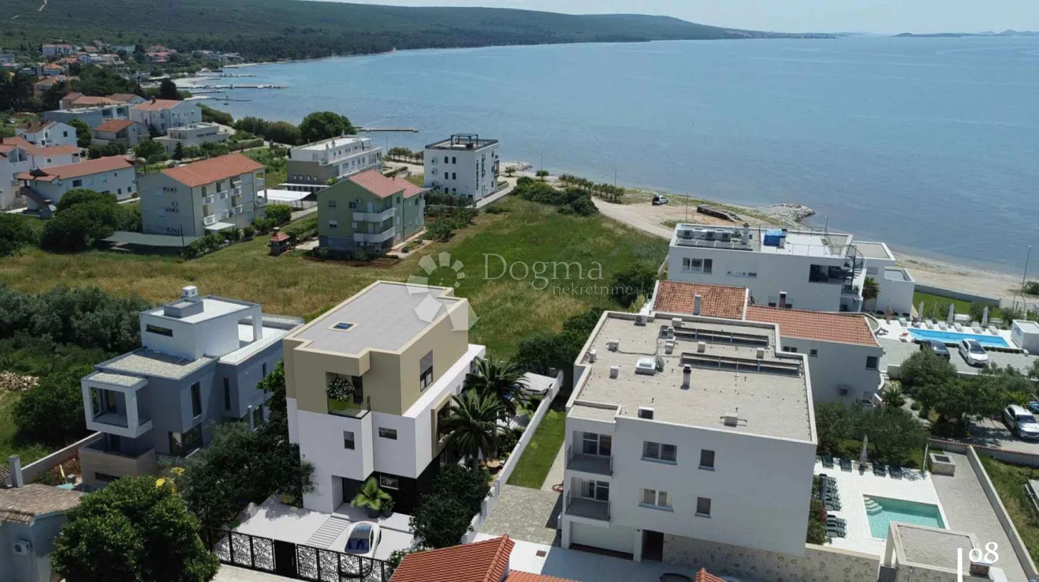 luksuzna villa s bazenom i pogledom na more - slika 8