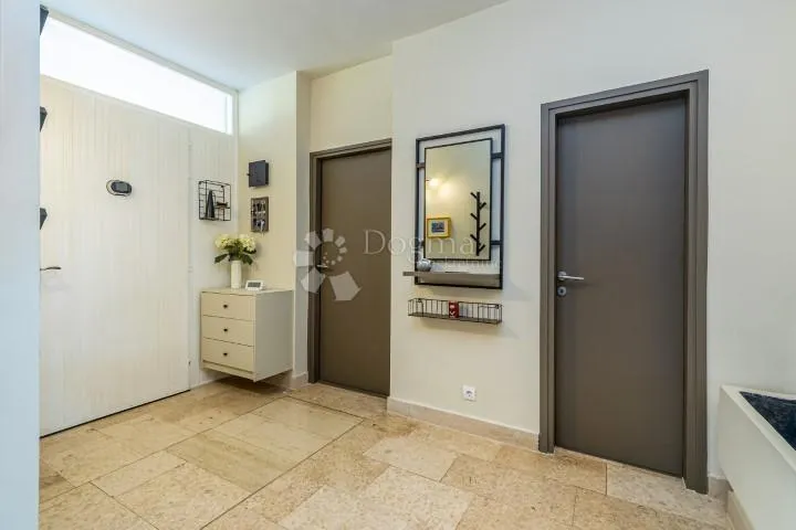 predivna kuća sa garažom u njivicama! - slika 15