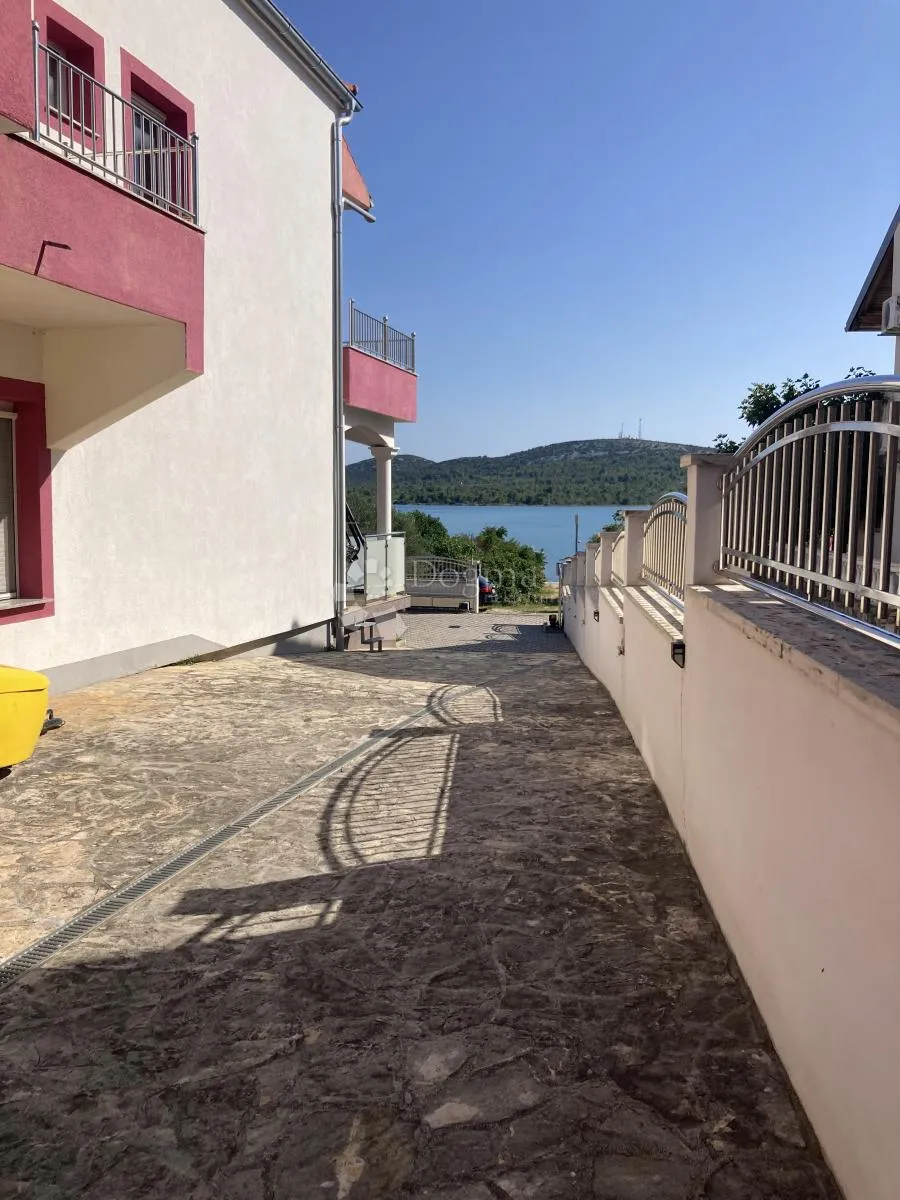 prilika - apartmanska kuća u pirovcu, 1. red do mora - slika 7