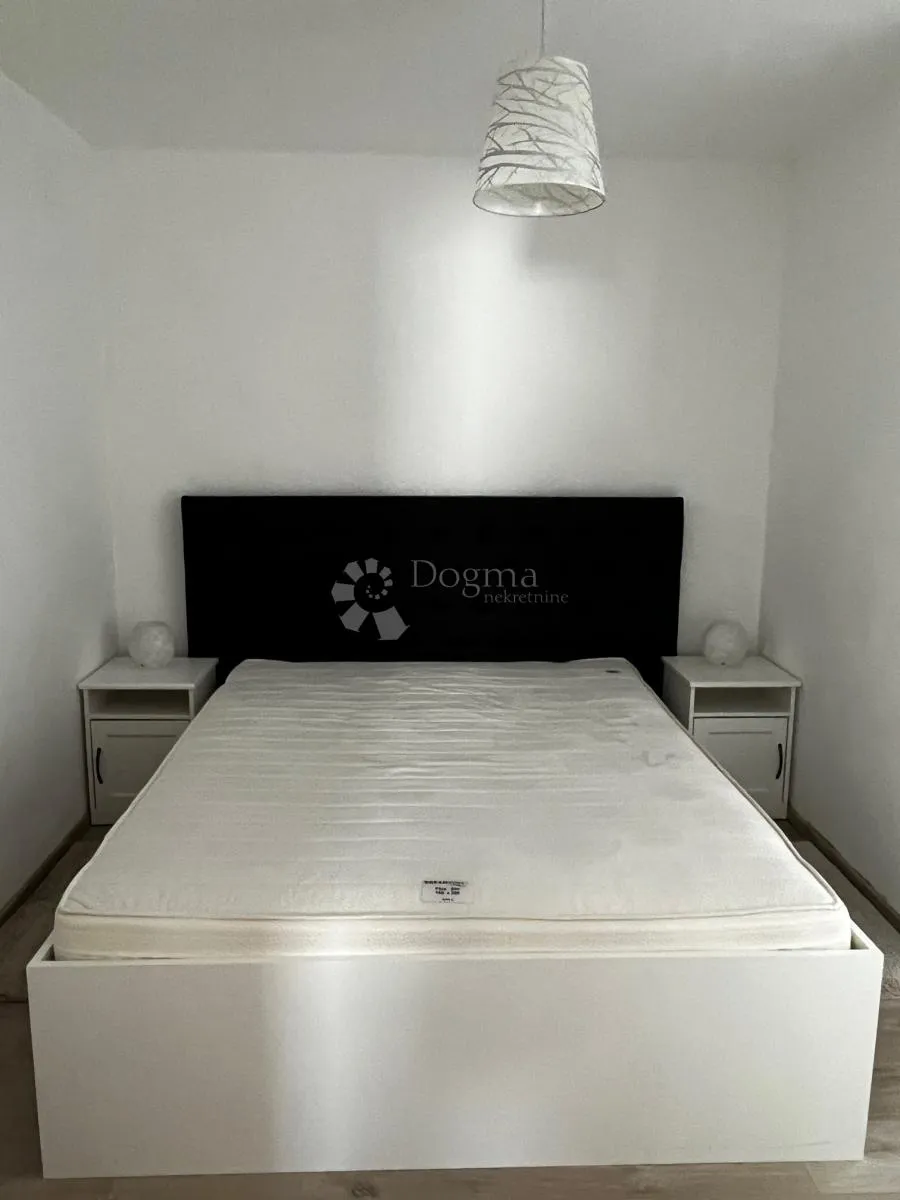 stan sa bazenom u blizini mora - slika 12