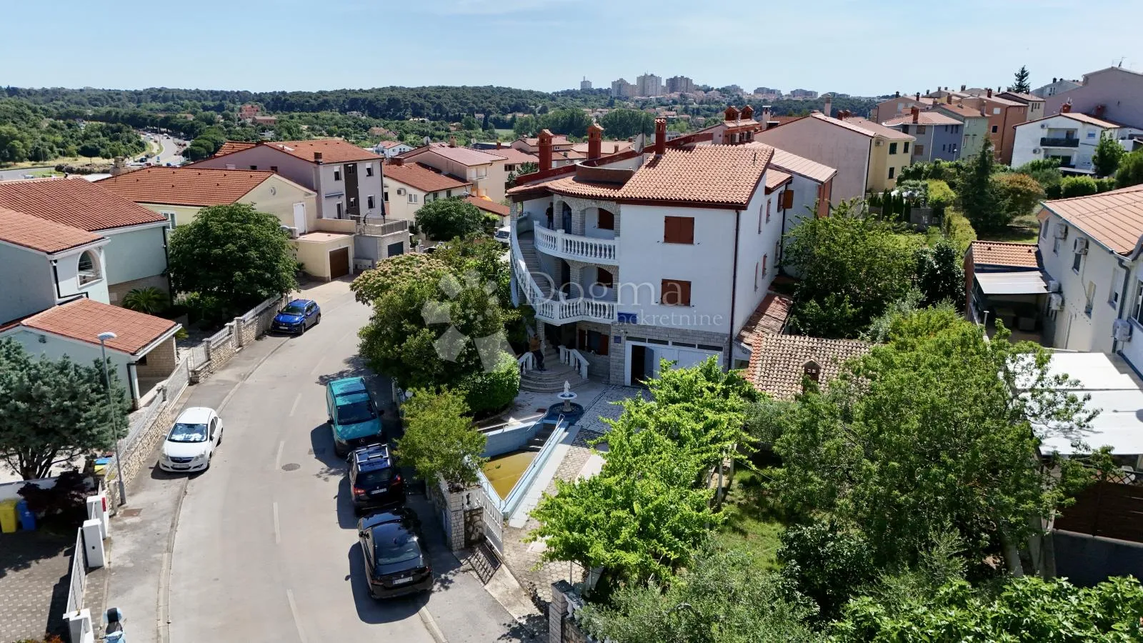 samo kod nas!! pula,apartmanska kuća blizu centra sa ljetnom kuhinjom,garažom i bazenom - slika 20