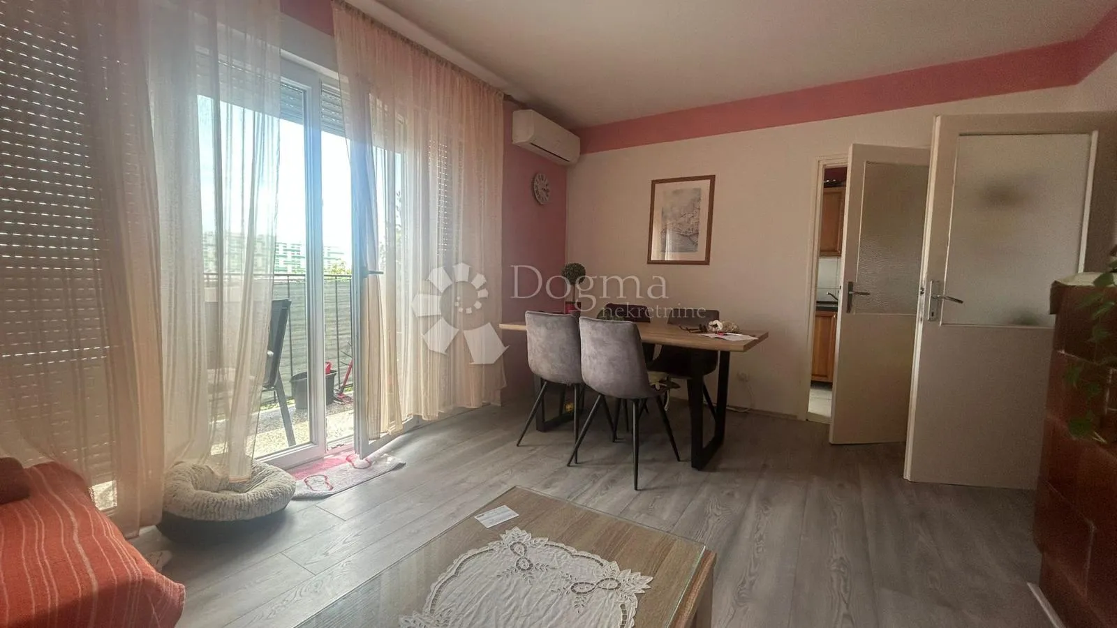 dvosobni stan na izvrsnoj lokaciji u puli – svega 100 metara od centra grada - slika 7