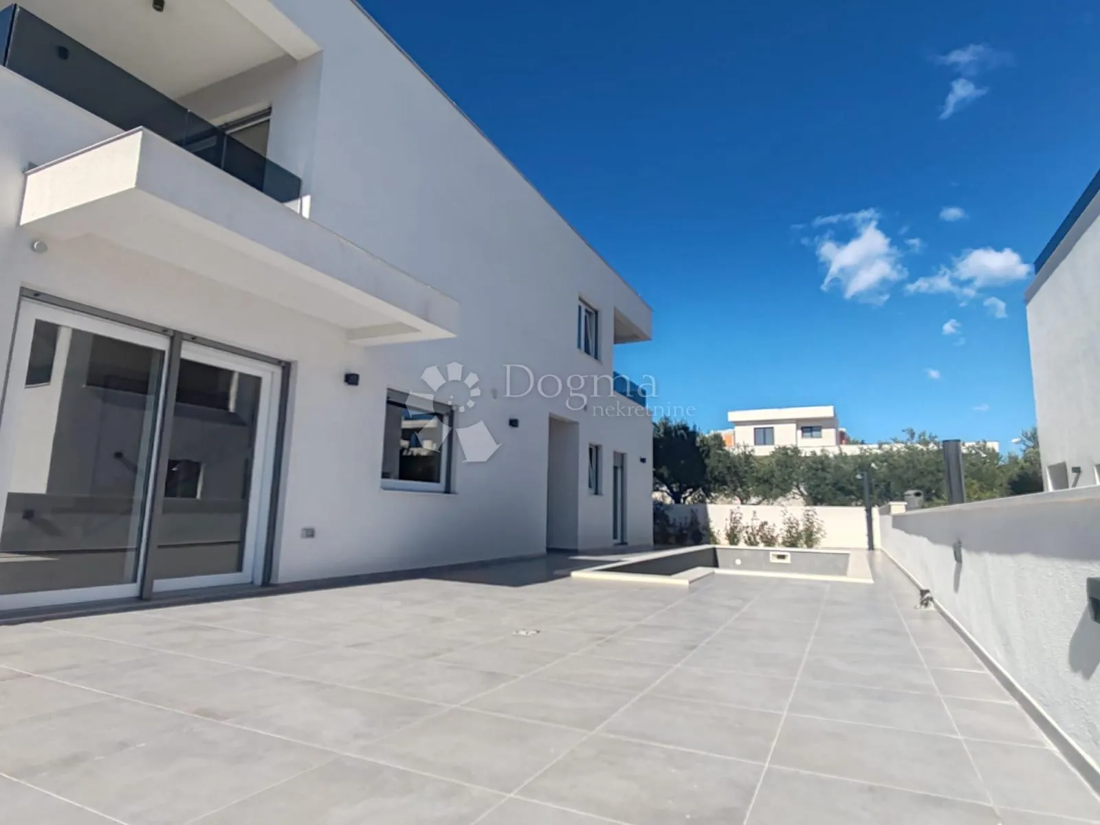vodice - novoizgrađena, atraktivna kuća s bazenom - slika 2