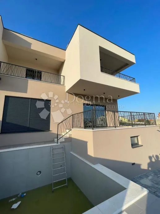 vodice duplex kuća na atraktivnoj lokaciji sa prekrasnim pogledom - slika 3