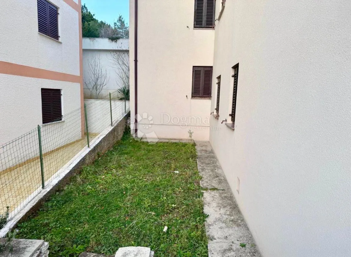 rabac – prizemni apartman s terasom i parkingom - slika 8