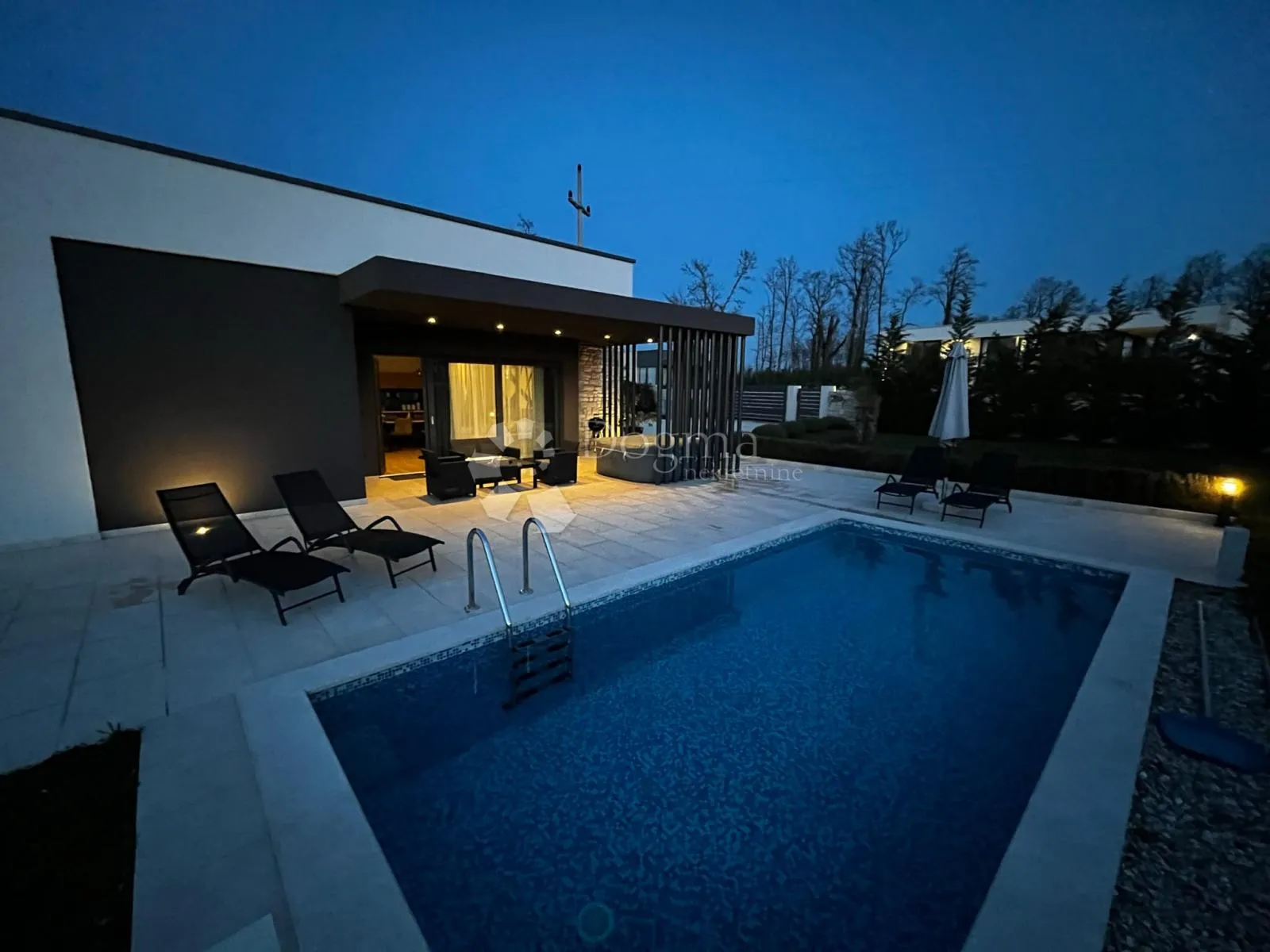 kuća sa bazenom i jacuzijem okružena zelenilom - slika 36
