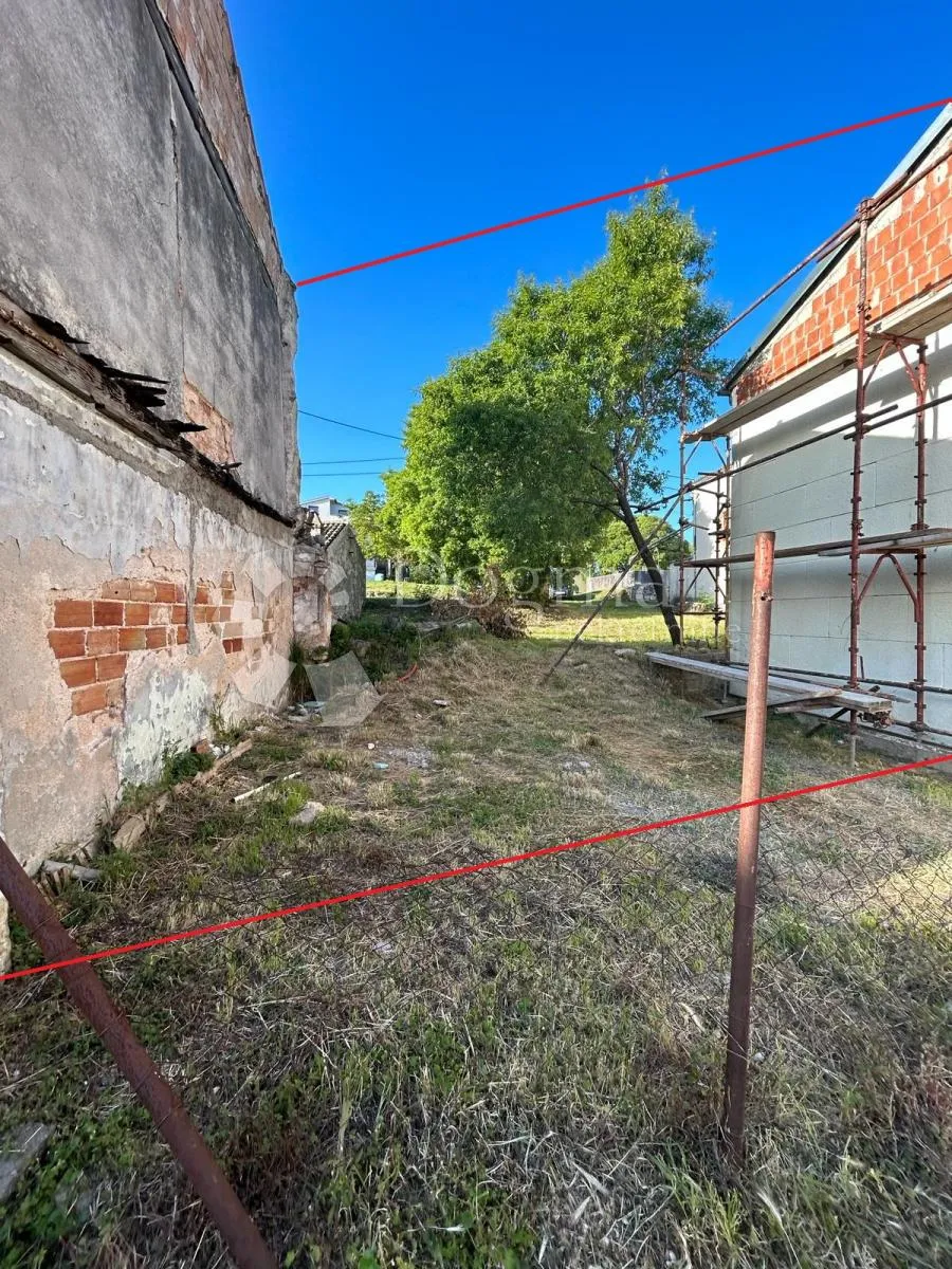 prilika! kuća u nizu za renovaciju s velikom okućnicom - slika 3