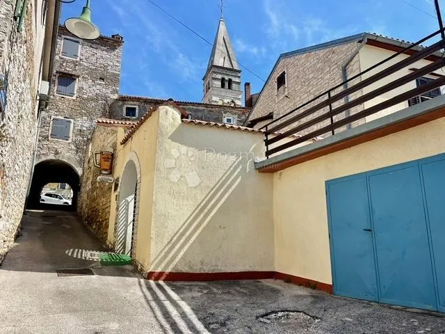 kuća, s restoranom u prizemlju, u centru buja - slika 39