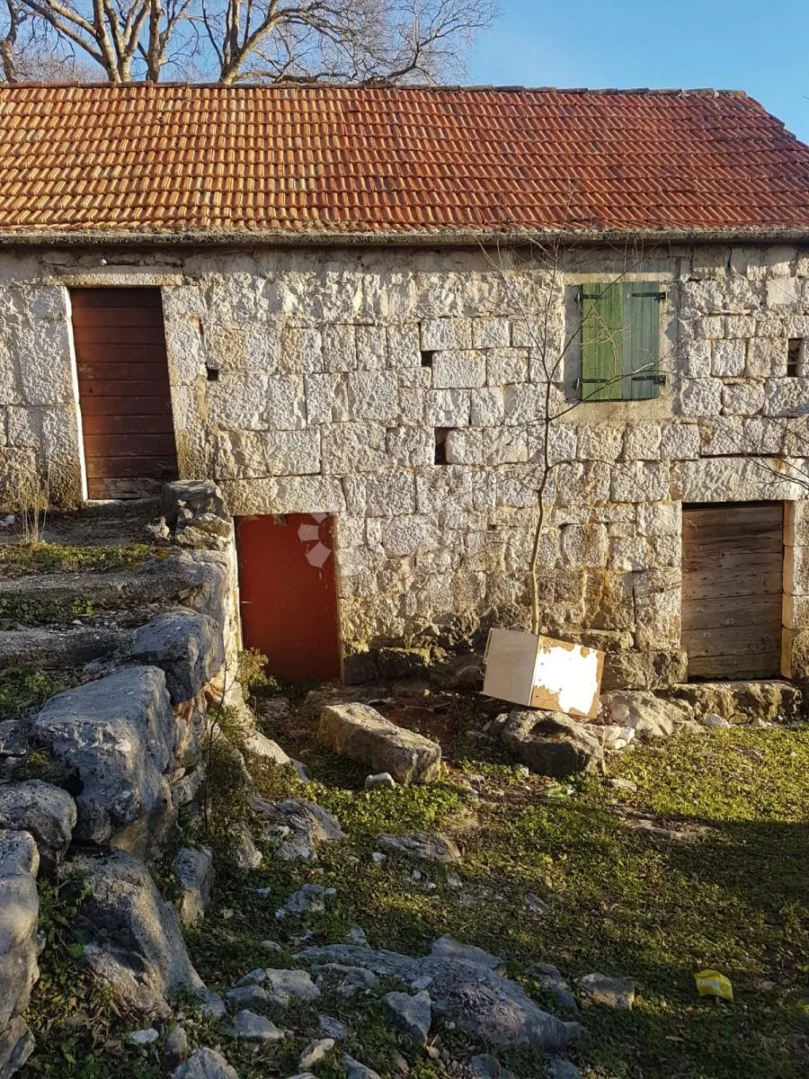 kamene kuće sa 3.500 m² zemljišta – mir, privatnost i blizina splita - slika 4