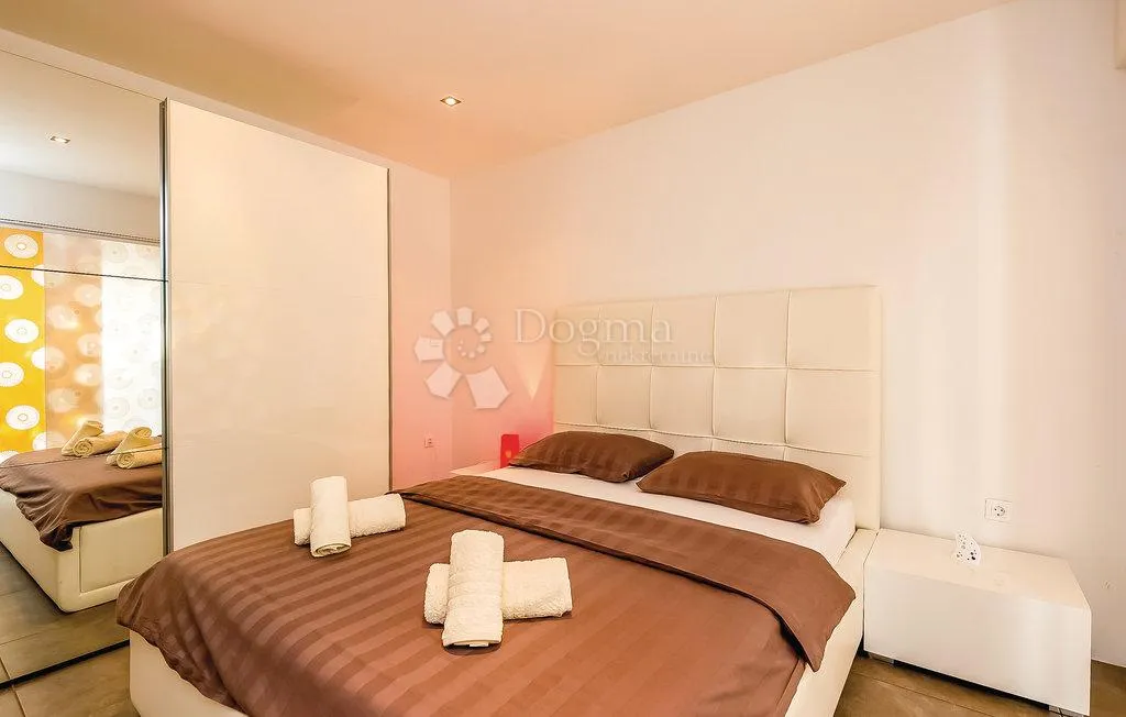 apartman sa unutarnjim bazenom 10m od mora - slika 7