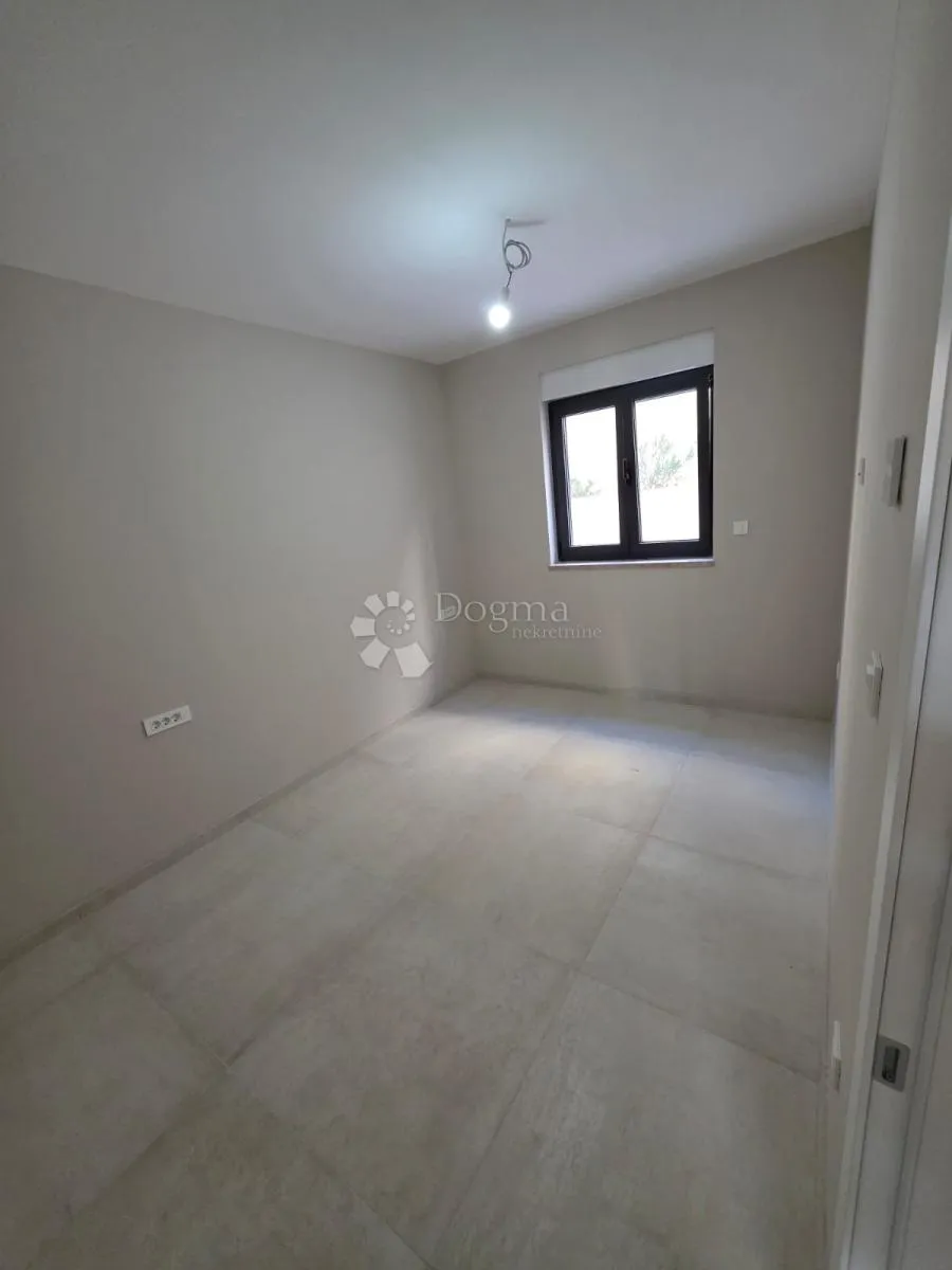 rogoznica- prizemlje u novogradnji 70m od mora - slika 17