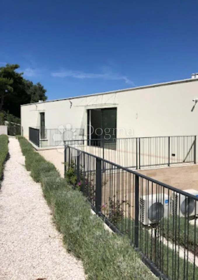 moderna vila sa bazenom,drugi red od mora iii - slika 16