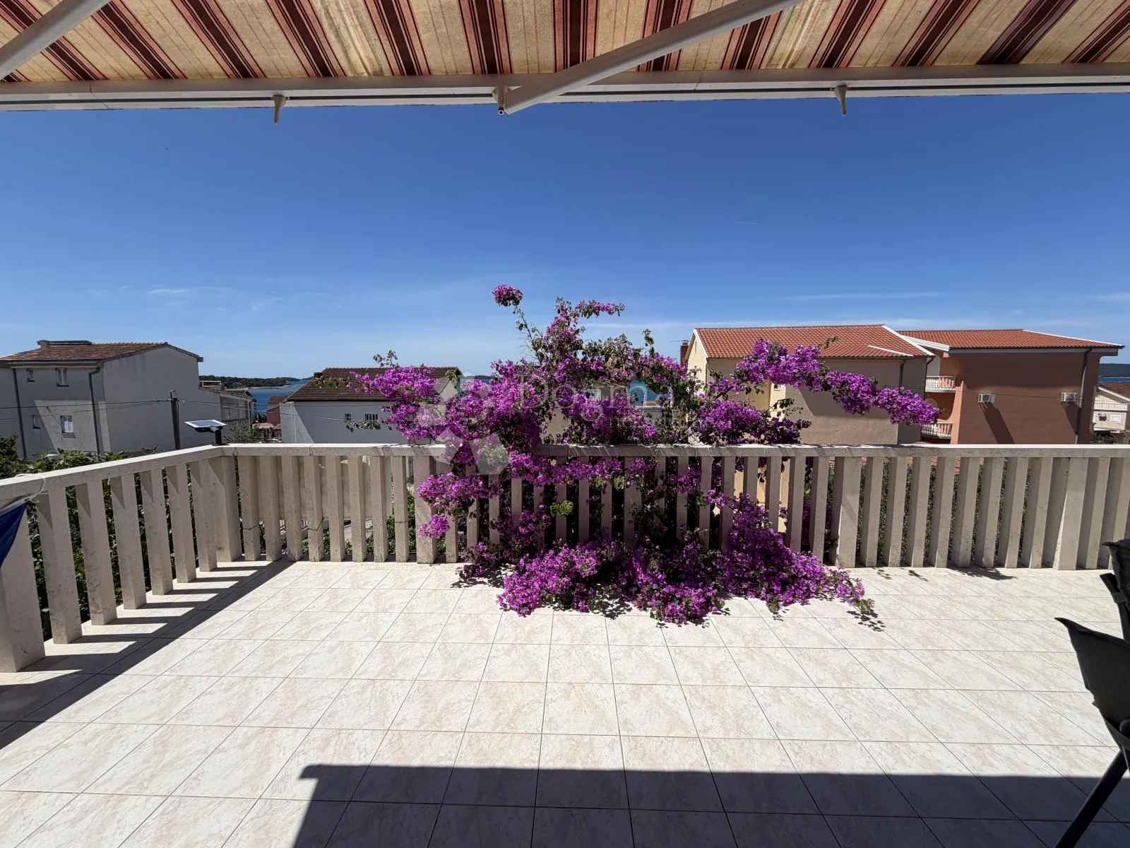 prilika u brodarici- kuća blizu mora, s 6 apartmana i 3-sobnim stanom!! - slika 34