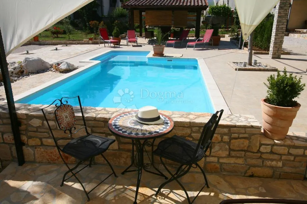 prekrasna istarska villa s bazenom, 220 m² i 5 en-suite spavaćih soba - slika 2