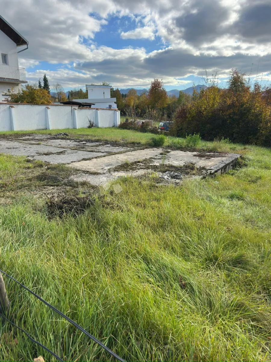 PRODAJE SE GRAĐEVINSKO ZEMLJIŠTE U GOSPIĆ 350 m2