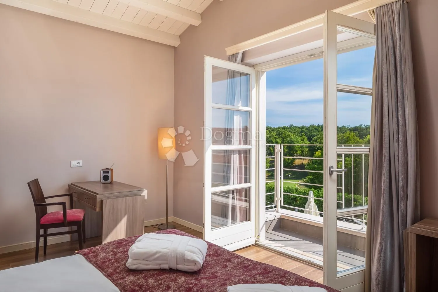 villa koja odiše elgancijom, sa bazenom i pomoćnim objektom - slika 22