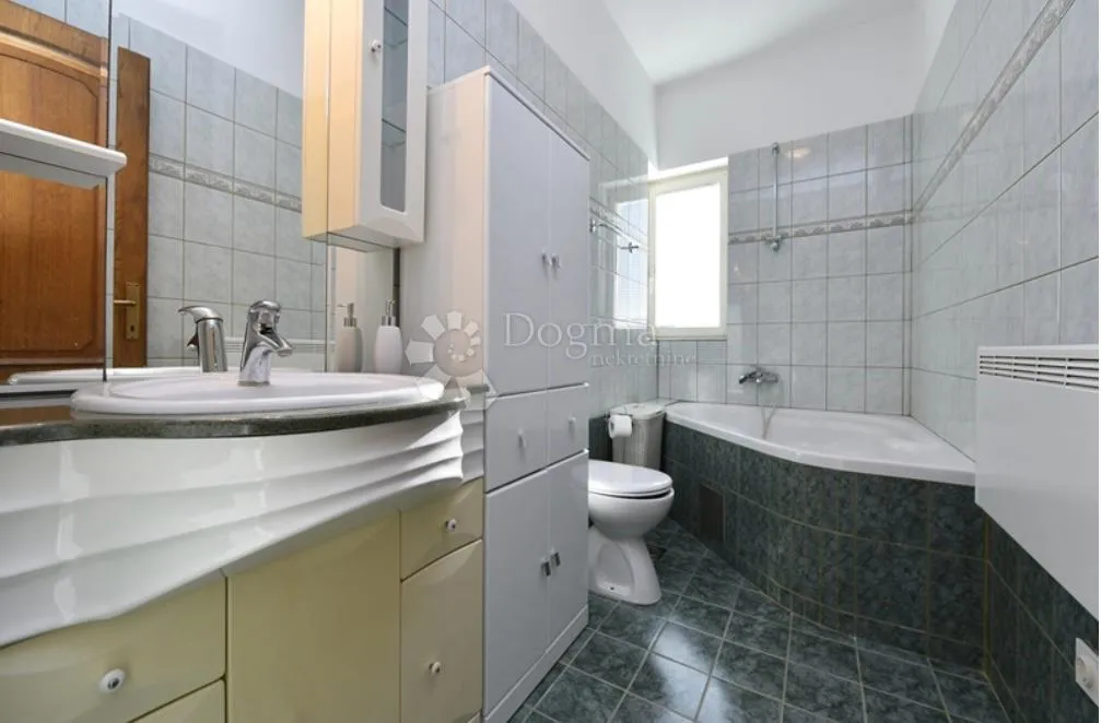 villa s bazenom u privlaci - slika 8