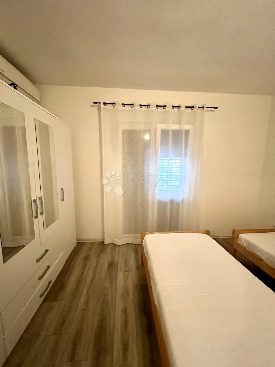 trosoban stan u rovinju - blizina plaže cuvi - slika 17