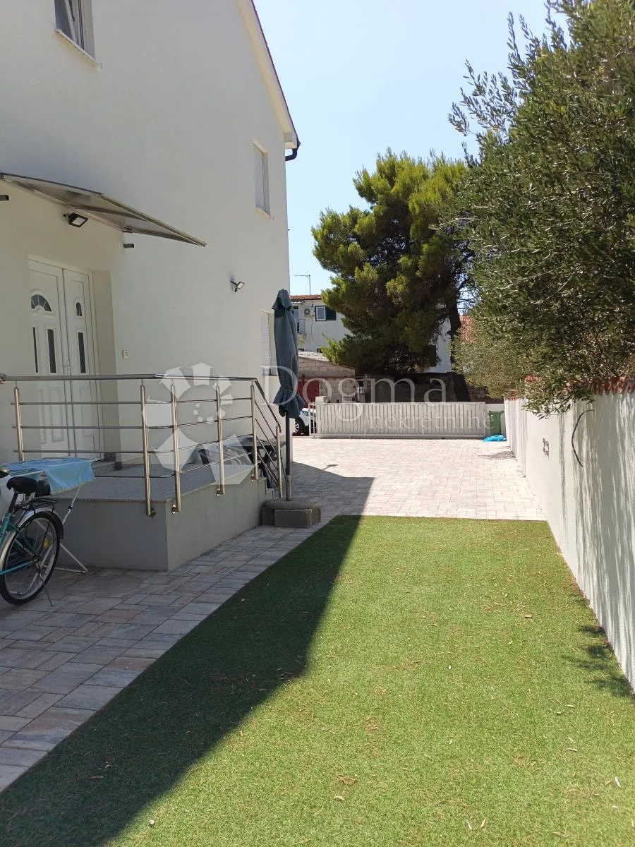 vodice - stan u prizemlju 126 m2 - slika 17