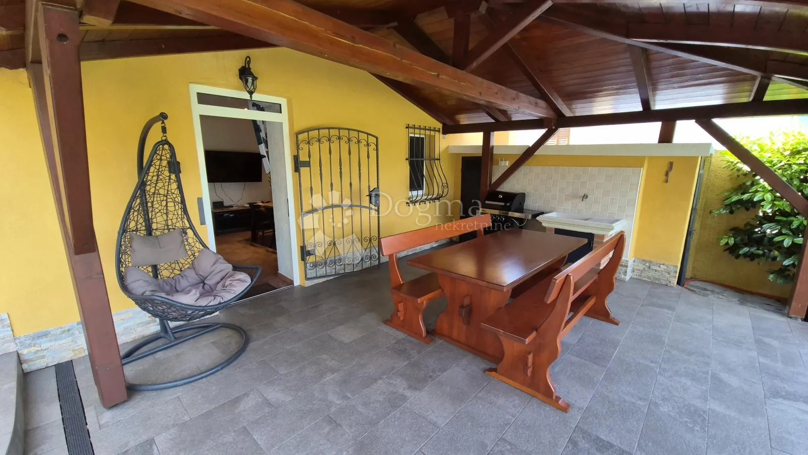predivna kuća u okolici rijeke - slika 21