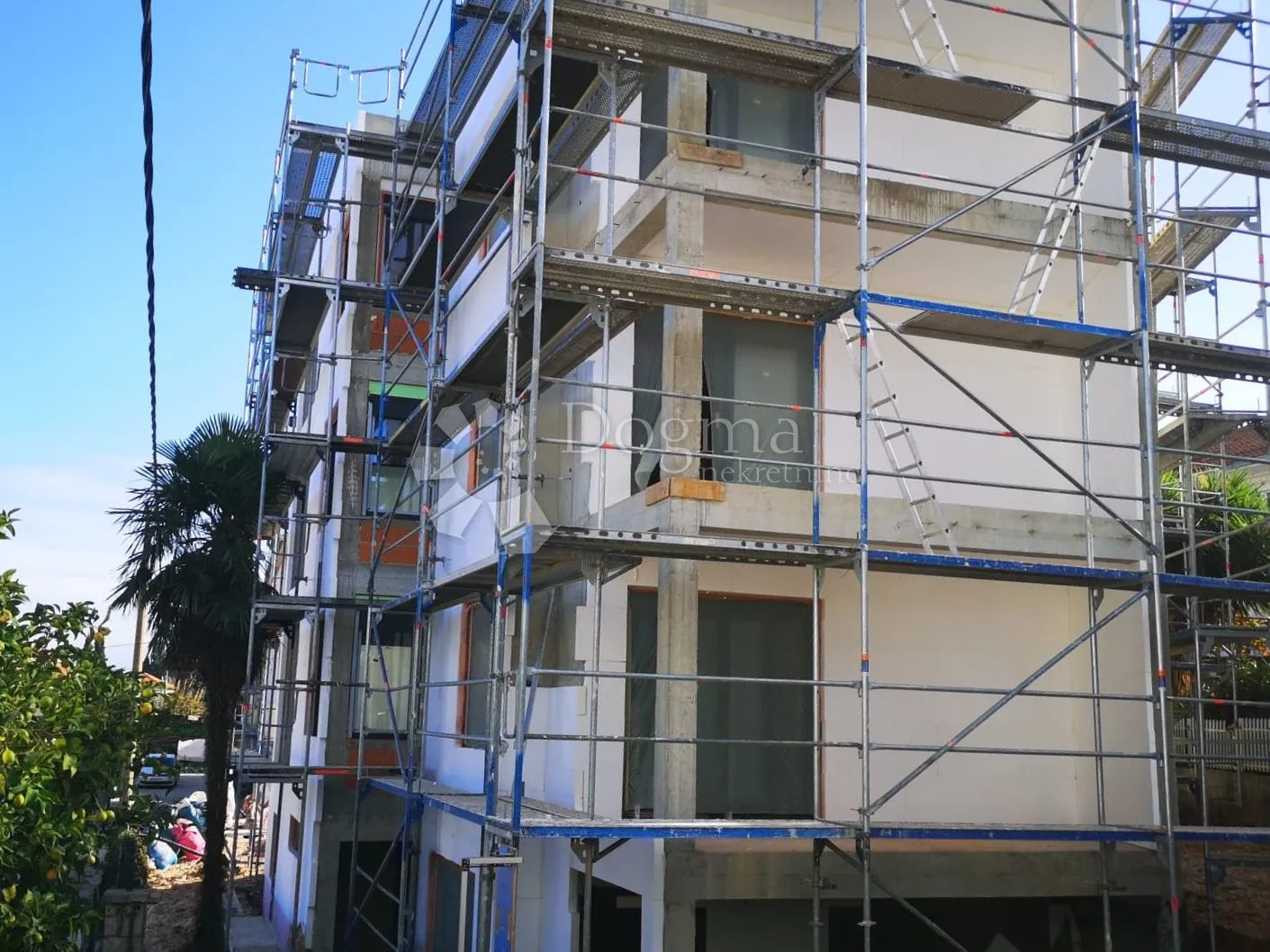 predivan stan na 40 metara od uređene šljunčaneplaže - slika 2