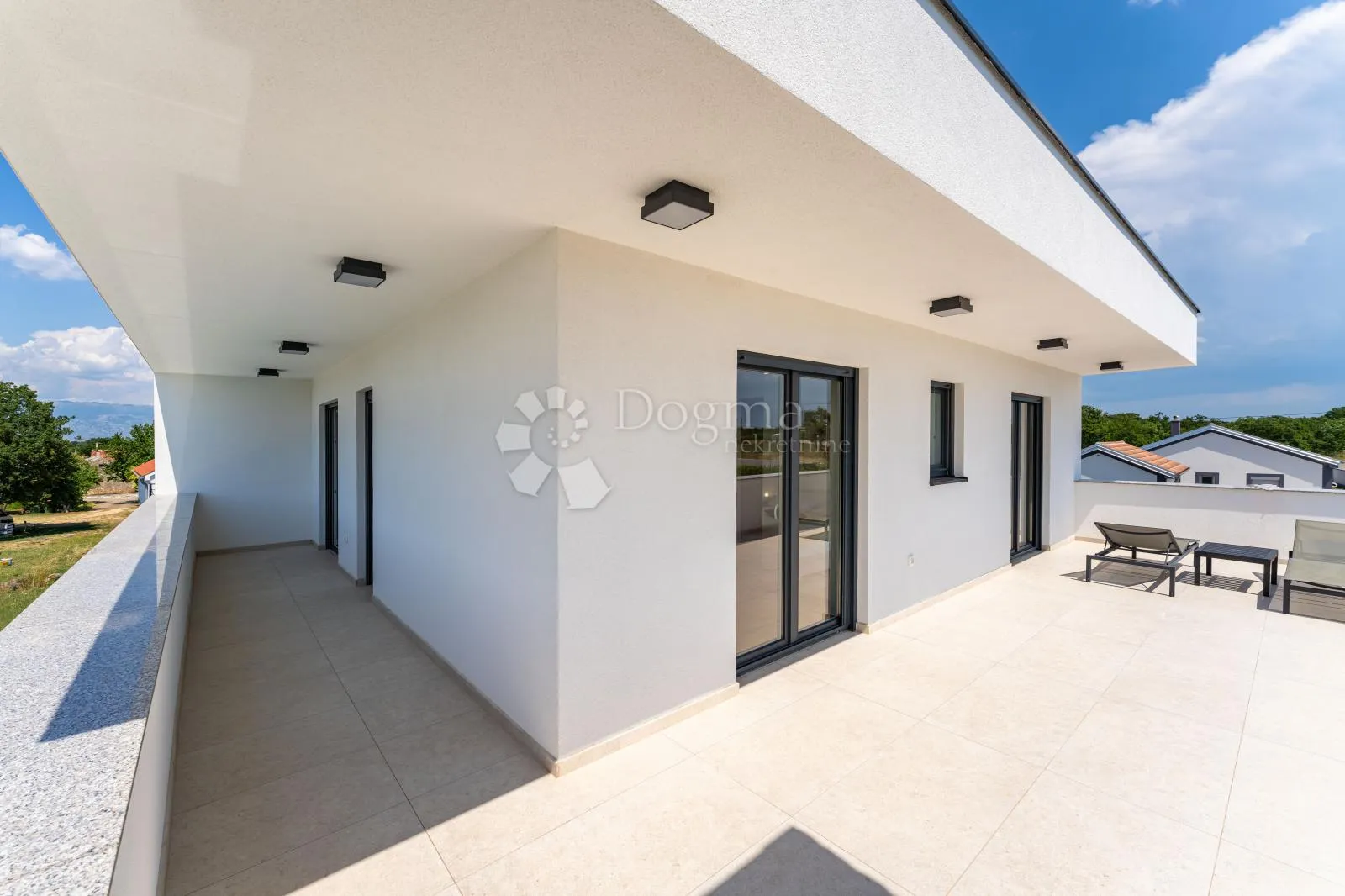 moderna vila s bazenom u žeravi - slika 49