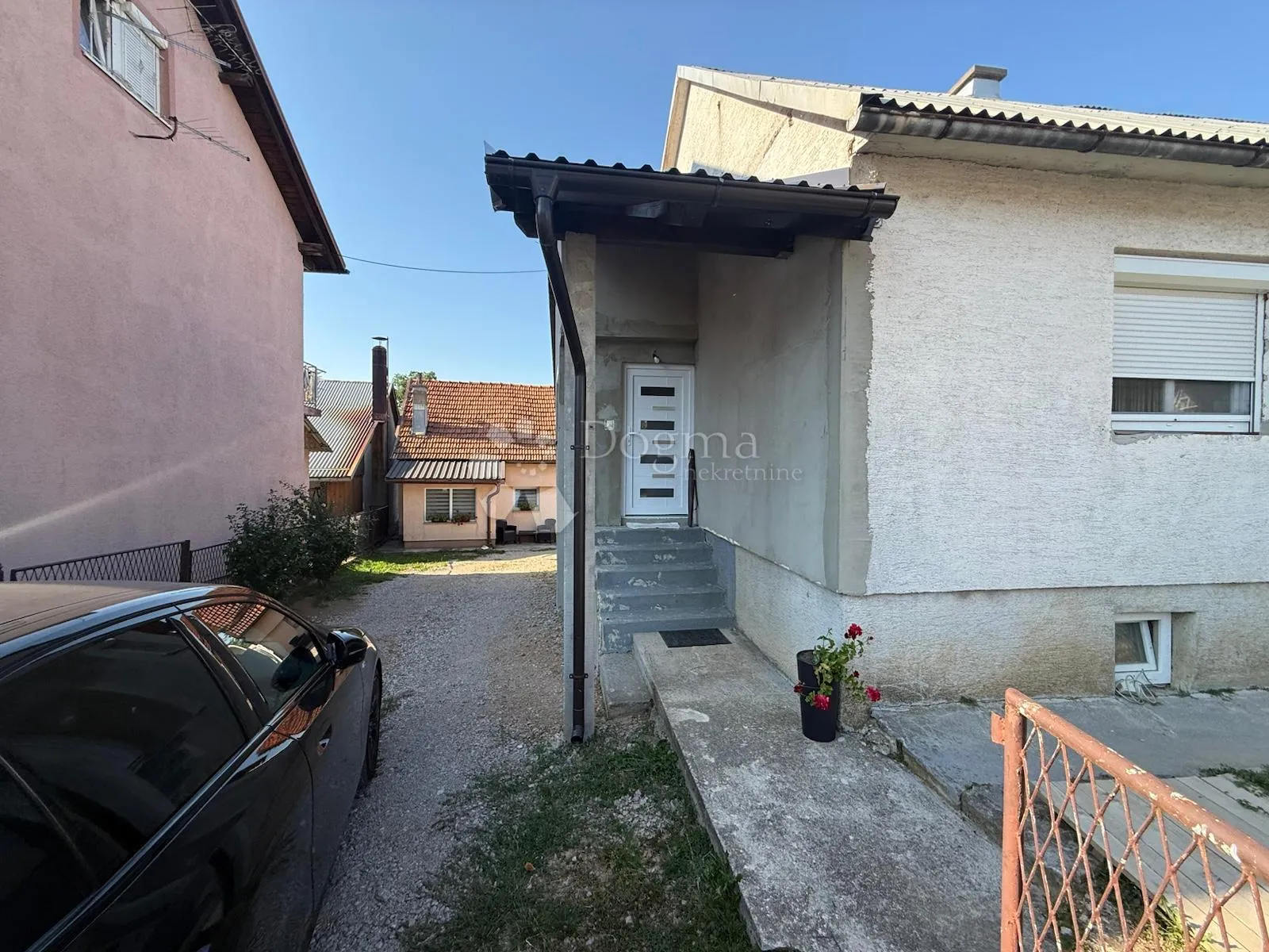 useljiva kuća sa pomoćnim stambenim objektom - slika 3