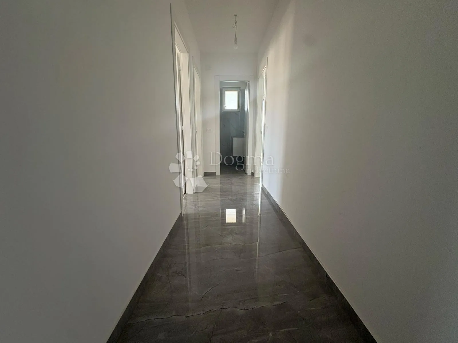 penthouse sa 3ss+db i krovnom terasom 800m od mora - slika 15