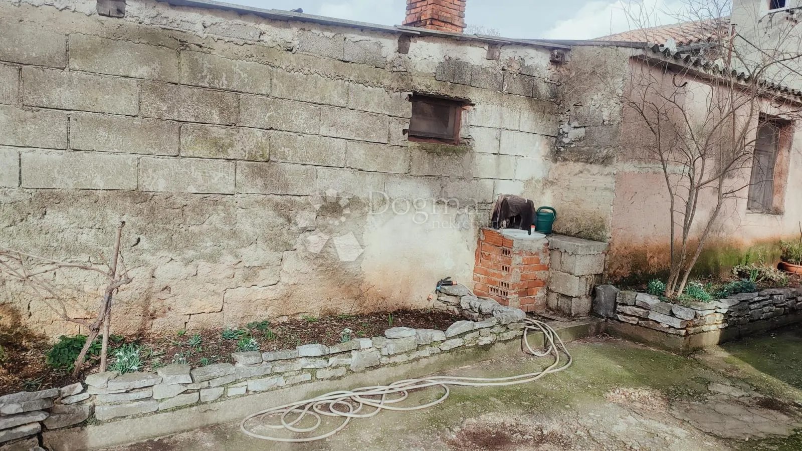 kuća sa građevinskim zemljištem - slika 12