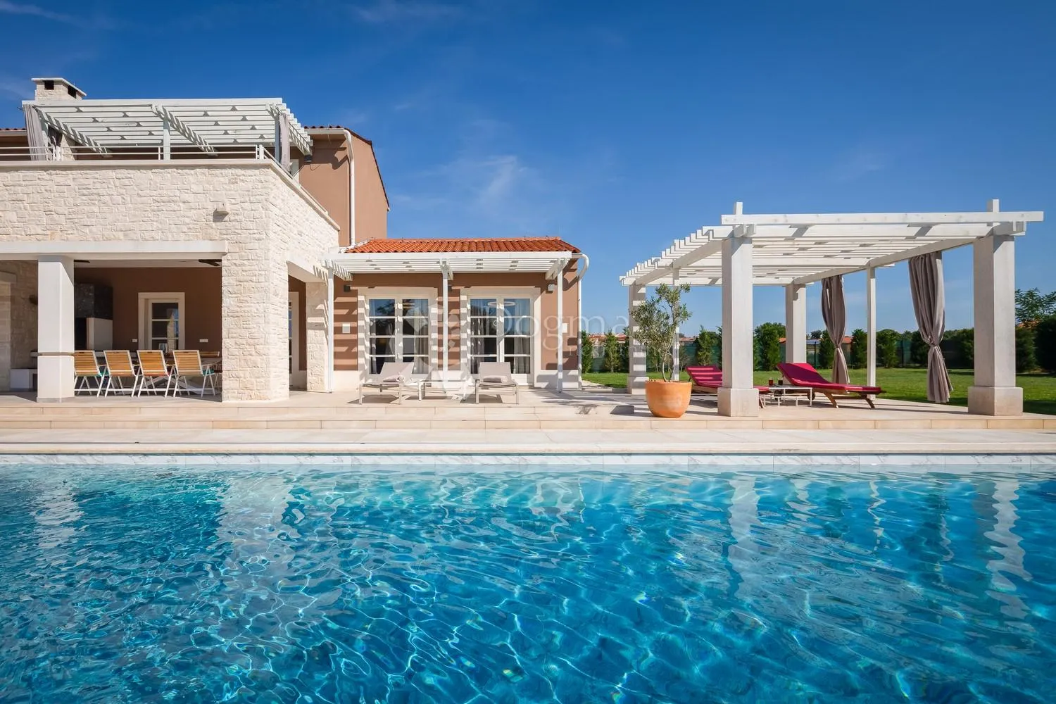 villa koja odiše elgancijom, sa bazenom i pomoćnim objektom - slika 5