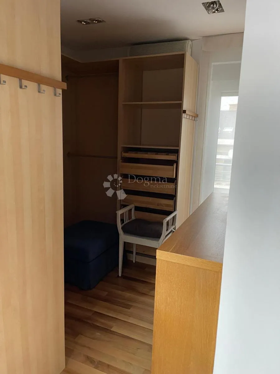 luksuzni troetažni penthouse sa terasom i bazenom - slika 15