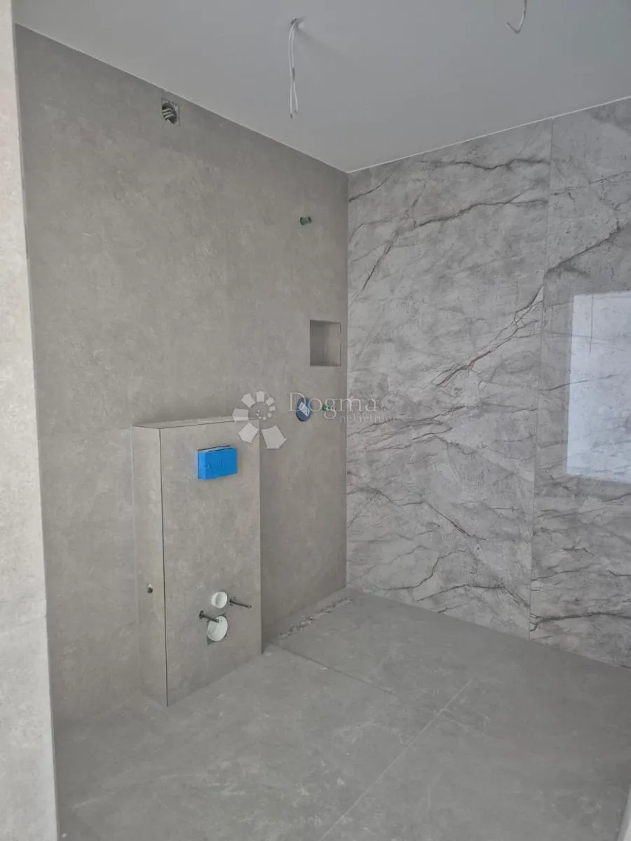 novogradnja – luksuzni penthouse (s17) s jacuzzijem i panoramskim pogledom na more – okrug gornji - slika 2