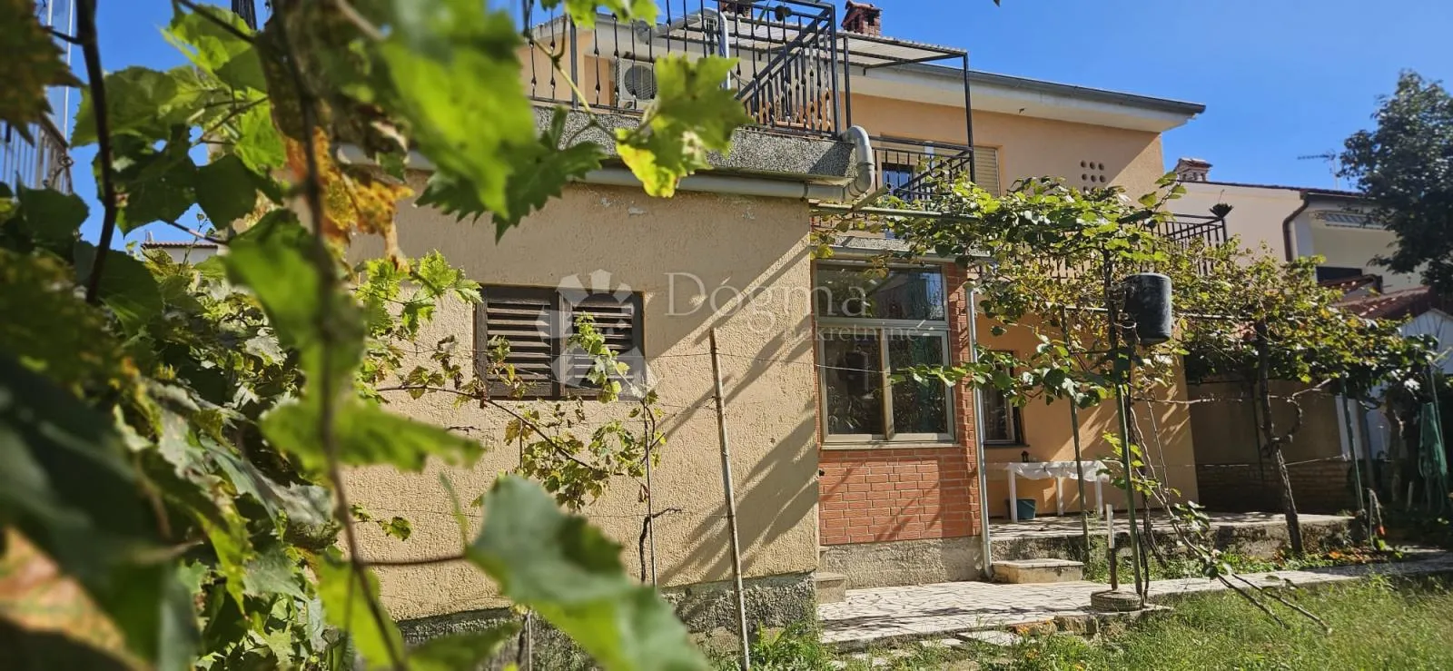 kuća sa 3 stana - slika 16