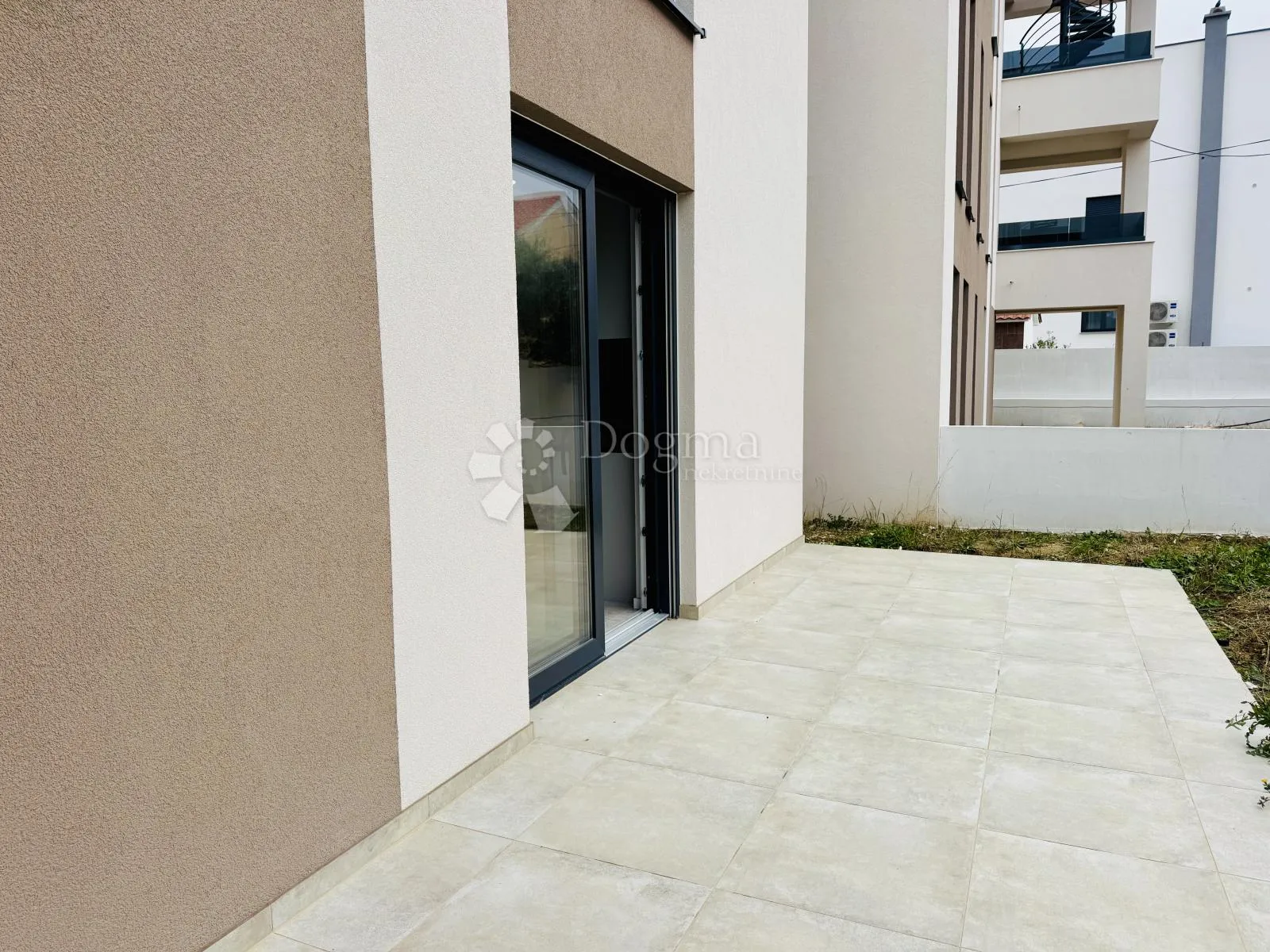 zadar – prizemni stan s vrtom i 2 parkinga - slika 20