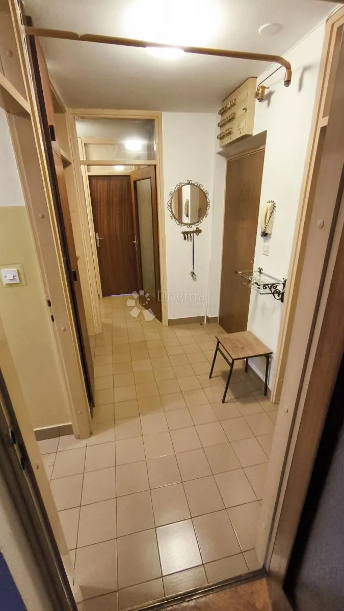 prostrani stan s velikim potencijalom u centru pule - slika 10