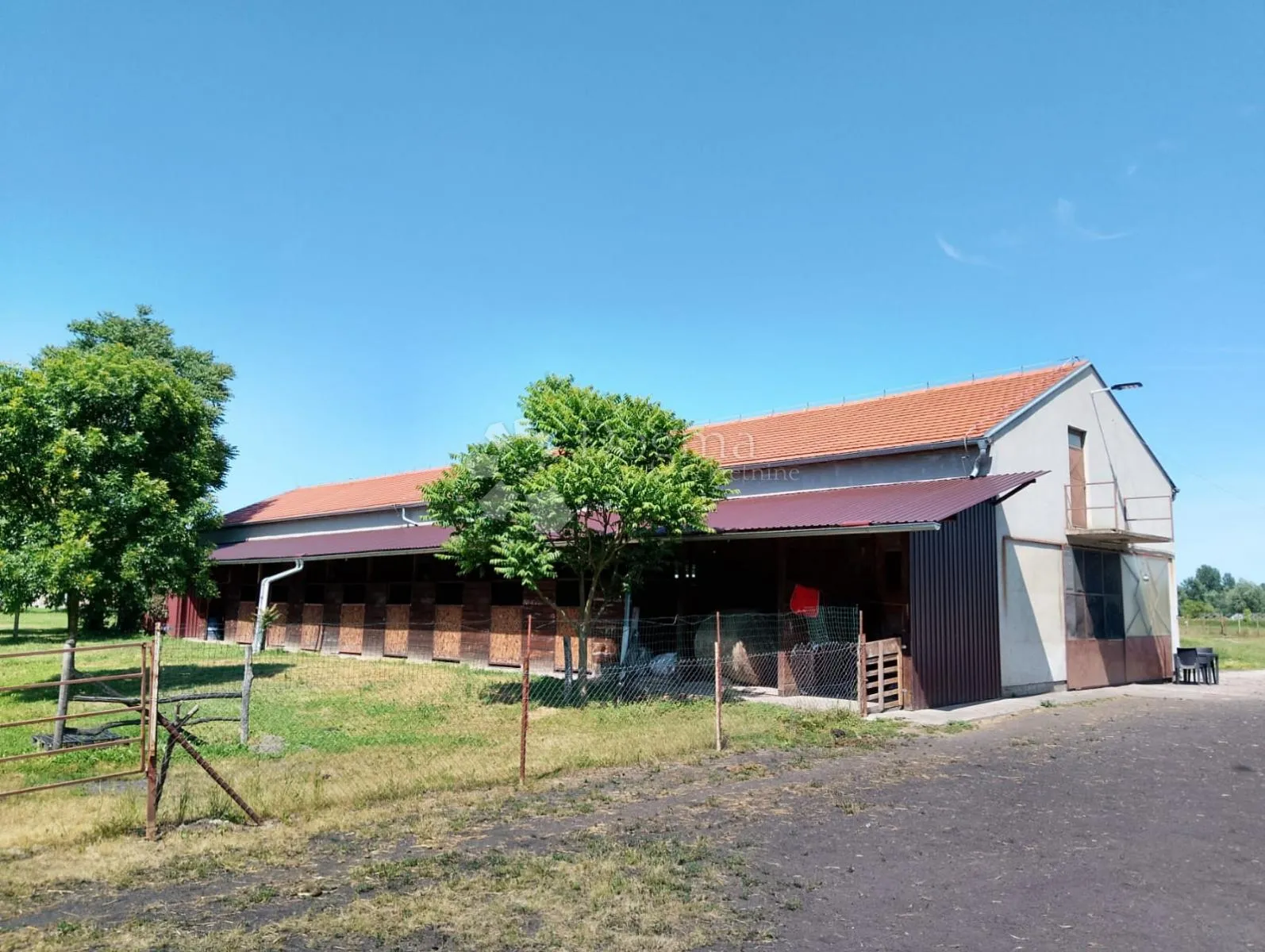 pansion i konjički klub s apartmanima i restoranom - slika 13