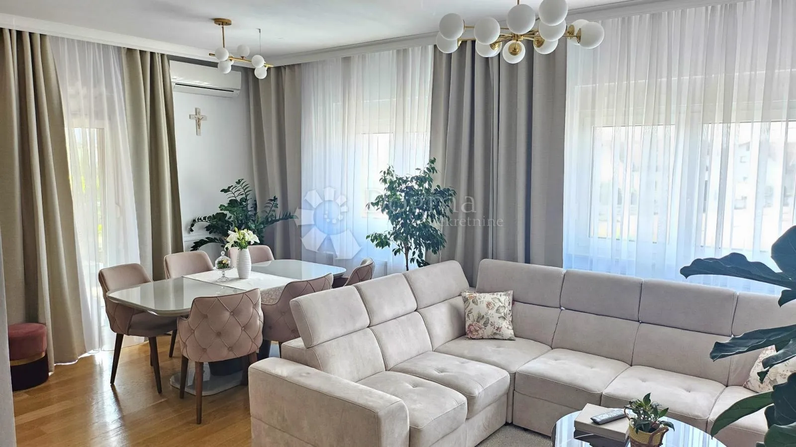 namješten stan u centru vg sa garažom i parkingom - slika 3