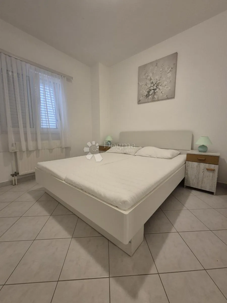 prodaje se – prostrana kuća s apartmanima, pogledom na more i uhodanim turističkim poslom (353 m²) – okrug gornji - slika 20