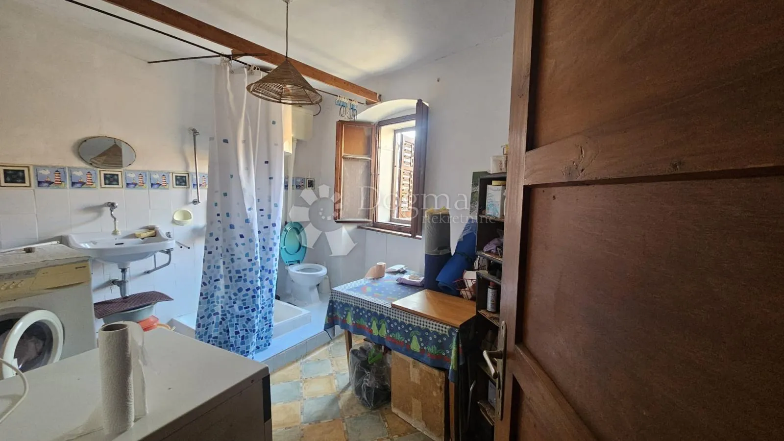 apartman u centru cresa, potrebna adaptacija! - slika 3