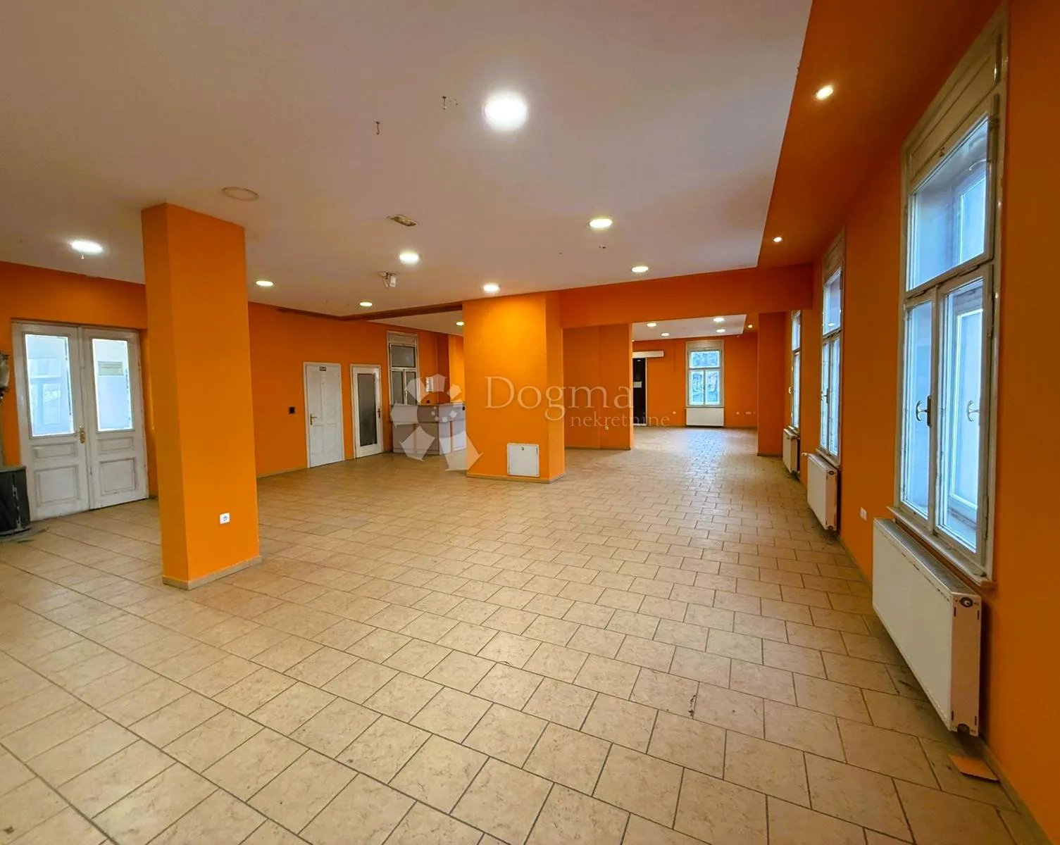 iznajmite prostor koji svi vide - prometna ulica u centru varaždina! - slika 3
