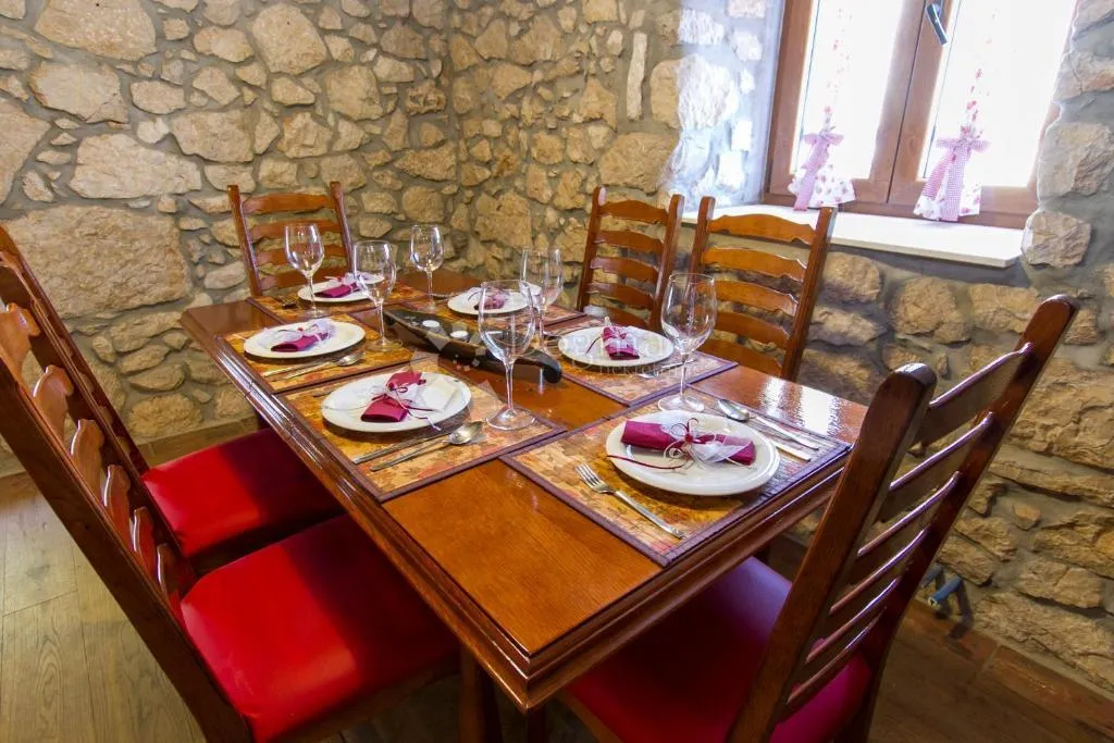 autentična kamena vila s bazenom i pogledom na more - slika 8