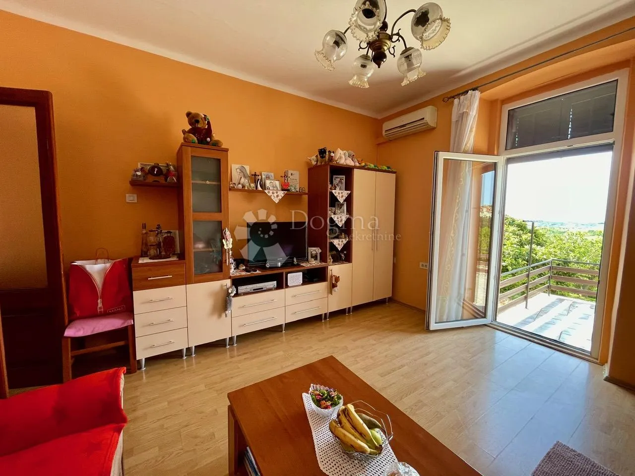 kuća, s restoranom u prizemlju, u centru buja - slika 25