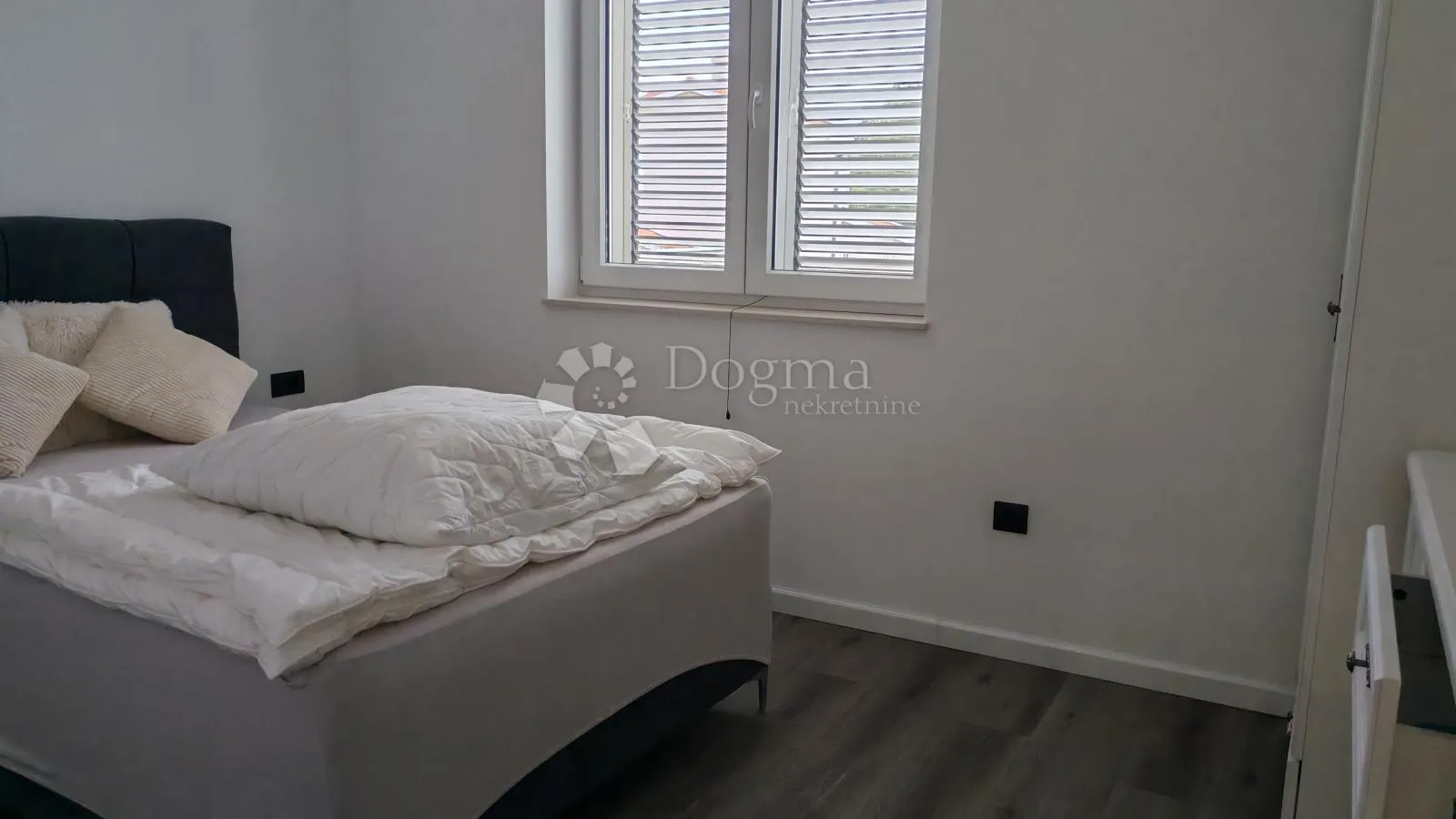 kuća sa tri zasebna stana - slika 8