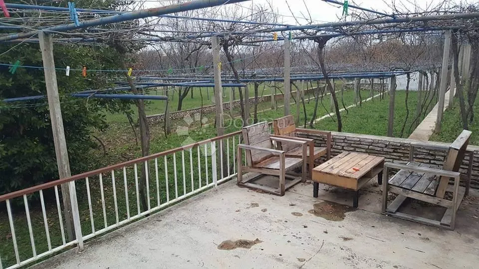kuća s dva stana i 8300 m² građevinskog zemljišta - slika 24