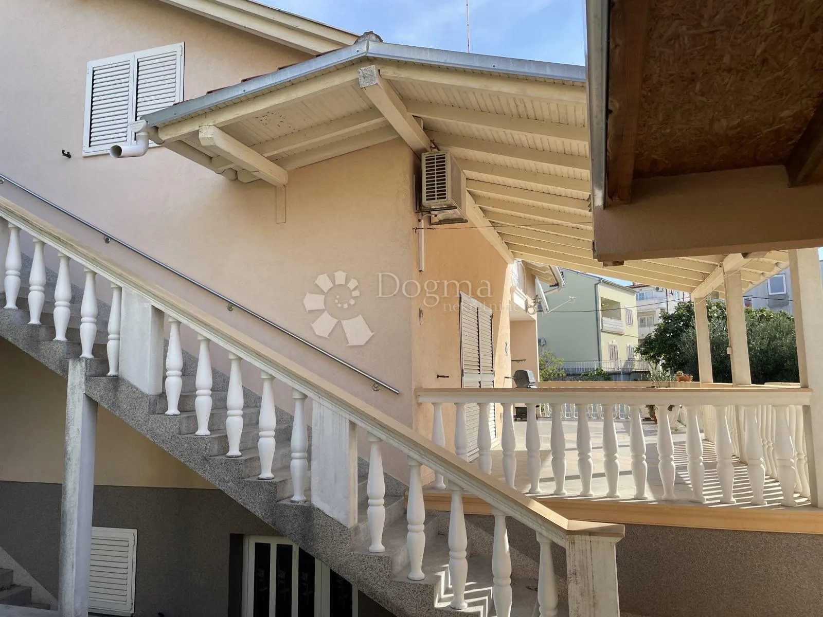 vodice – kuća s 3 stana i dodatnim objektom, 500 m od mora - slika 2