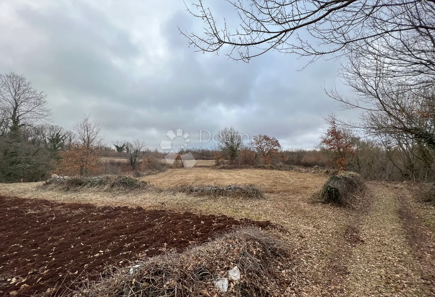 zemljište s ishodovanom građevinskom dozvolom i plaćenim komunalijama, okolica barbana - slika 8