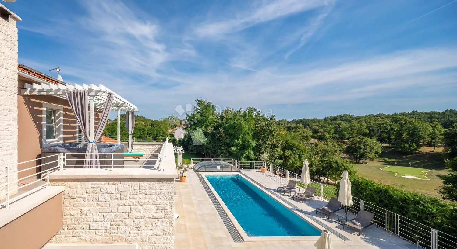villa koja odiše elgancijom, sa bazenom i pomoćnim objektom - slika 31
