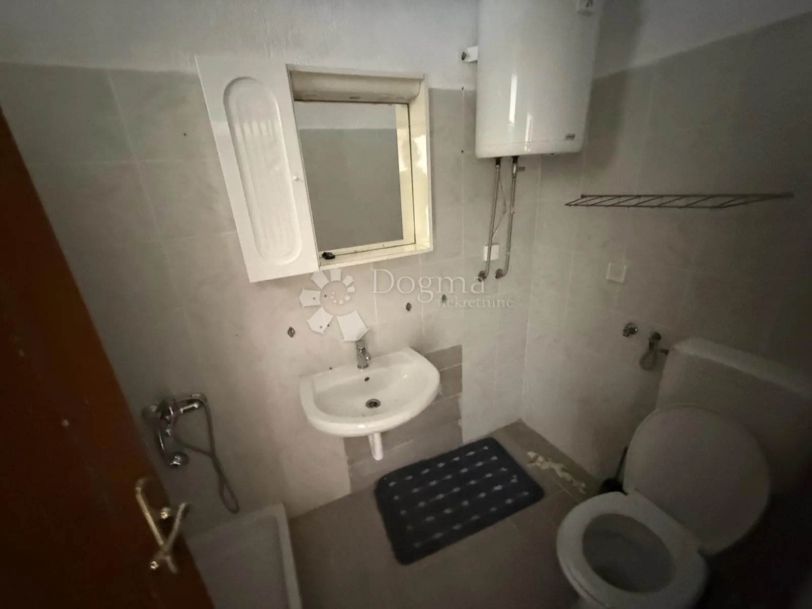 kuća sa ugostiteljskim objektom u prizemlju i terasom , u centru medulina - slika 9