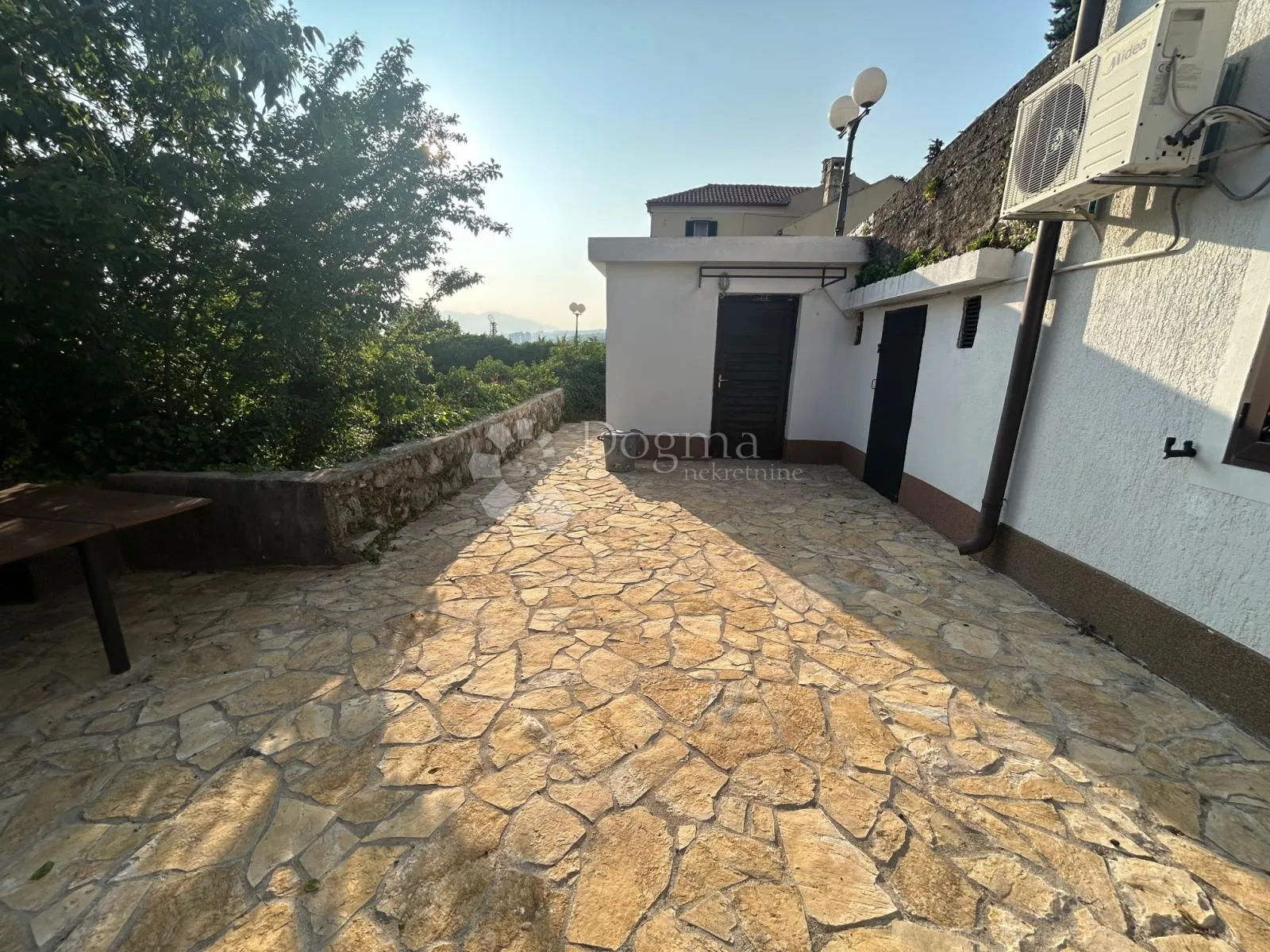 šarmantna kućica sa dvorištem - slika 18